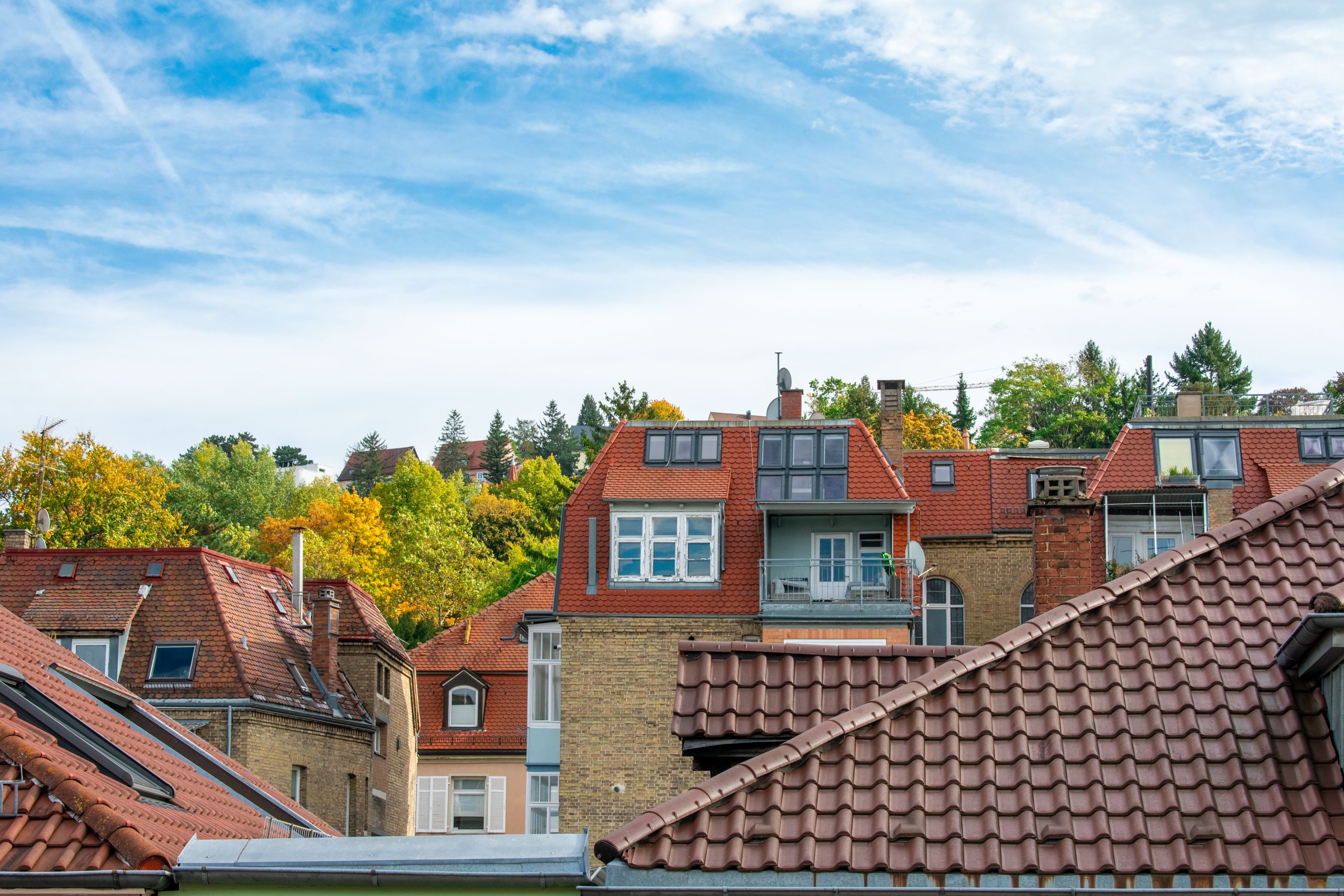 Dachdecker der M. Serim Bedachungen GmbH bei der Arbeit am Steildach